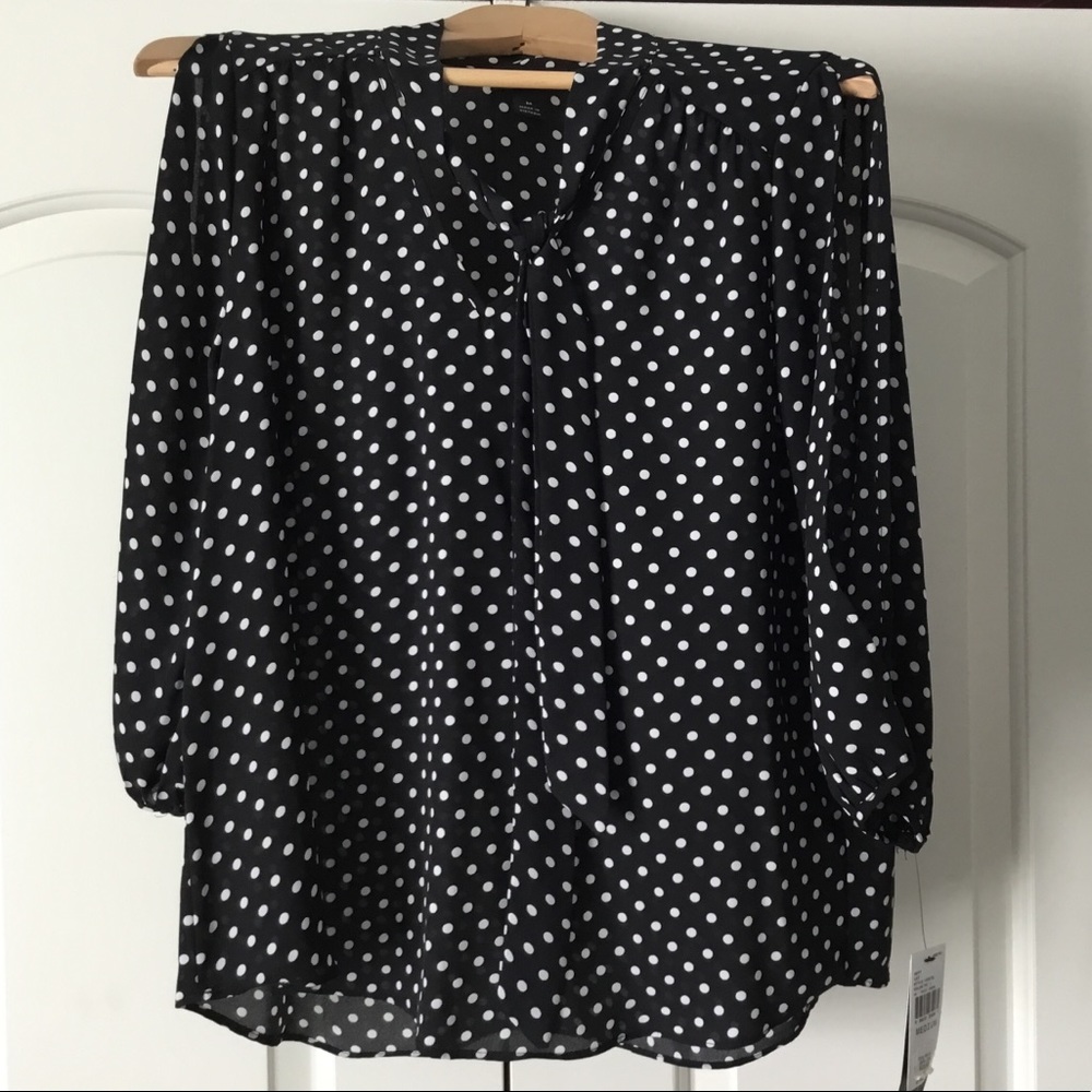 NWT polka dot blouse with exposed arms. Size M.